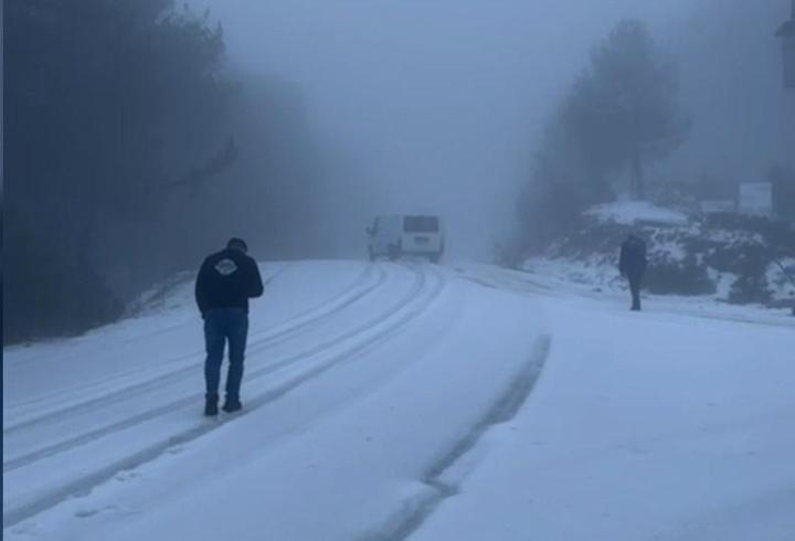 Osmaniye’de dolu yağışı yayla yollarını beyaza bürüdü