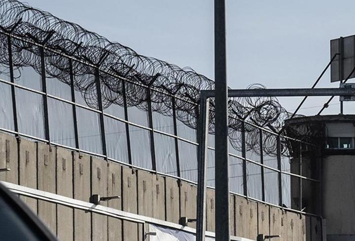 İran’ın İsrail’e yönelik misillemelerini sürdürüyor. Tel Aviv bir kez daha hedef alındı. Şehirde siren sesleri yankılanırken, halk sığınaklara yöneldi. CNN TÜRK Muhabiri Serdar Er ve Kameraman Alper Öztürk Tel Aviv'den aktardı.1