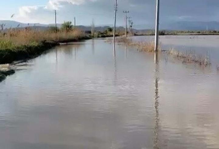 Menderes taştı, yol ulaşıma kapandı