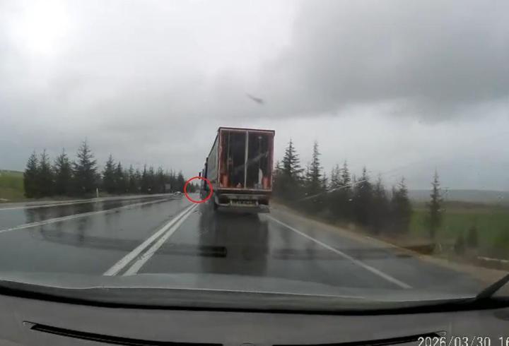 TIR’ın otomobile çarpıp sürüklediği kaza kamerada: 1 ölü, 2 yaralı