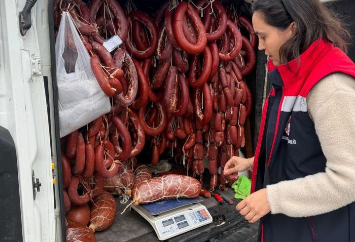 176 kilo tarihi geçmiş sucuk ele geçirildi