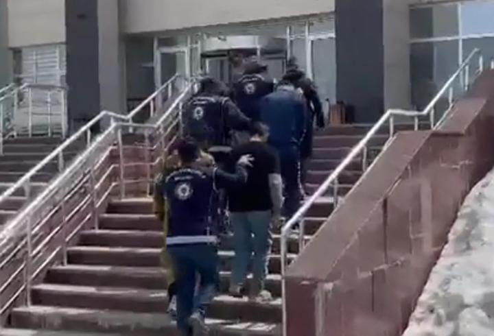 Kars'ta durdurulan kamyonetten 12 kaçak göçmen çıktı