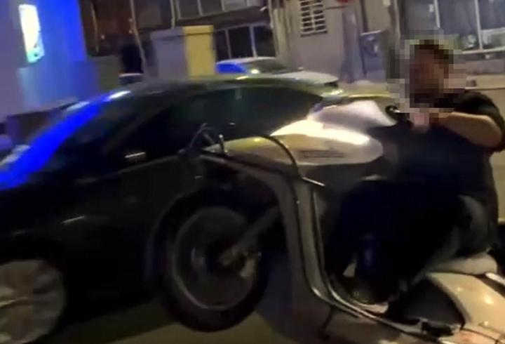 Motosiklet sürücüsünün tek teker üzerinde tehlikeli sürüşü kamerada