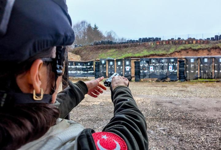 Ormancılar, poligonda tabancayla hedefi vurmak için yarıştı