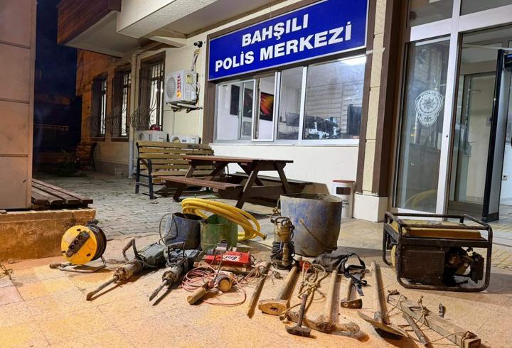 Kırıkkale'de kaçak kazı yapıp define arayan 4 kişi, suçüstü yakalandı