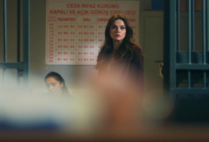 Alya, Cihan’la Meryem’i el ele yakaladı