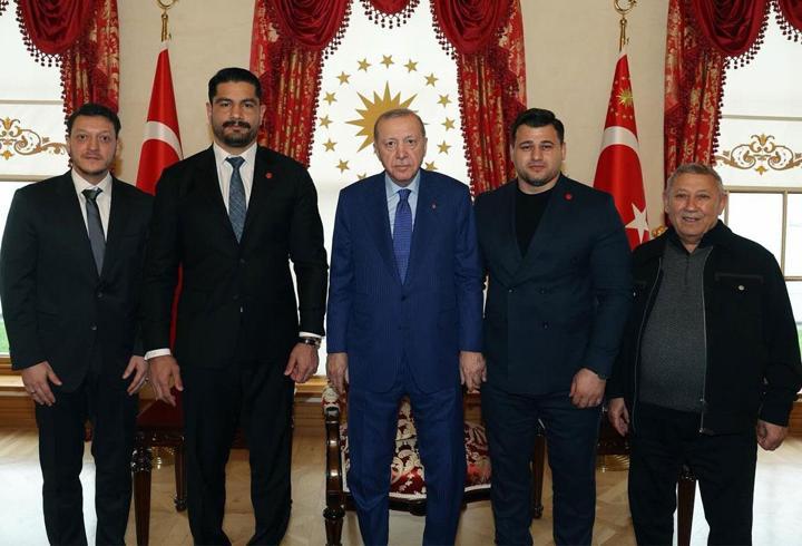 Baraj doluluk oranları yakından takip ediliyor. Şehirlerin önemli su kaynağı olan barajların doluluk seviyesi, son yağışların ardından merak konusu oldu. Özellikle İstanbul ve diğer şehirlerde yağan yağmur sonrası barajlarda artış görüldü. İstanbul barajlarında doluluk oranı yüzde 64.55 oranında seyrediyor. ASKİ tarafından açıklanan verilere göre ise toplam doluluk oranı yüzde 32.39 olarak ölçüldü. Peki İstanbul, Ankara, İzmir, Bursa barajlarında son durum ne? İşte Ömerli, Tahtalı, Akyar barajı 