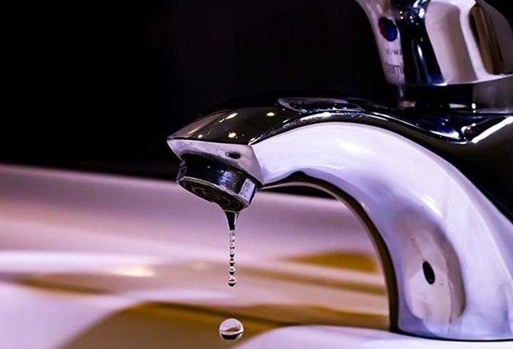 Ankara’da bir alışveriş merkezi, hafta sonlarına yönelik müşteri politikasında önemli bir adım attı. Geçtiğimiz günlerde başka bir AVM’de yaşanan bıçaklı kavga nedeniyle, hafta sonları 18 yaş altı ziyaretçilerin AVM’ye girişi sınırlandırıldı. Yani 18 yaşının altında ziyaretçiler hafta sonu sadece ebeveynleri AVM'ye girebilecek.1