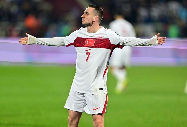 Milli Takım Dünya Kupası rakipleri sorgulanıyor. A Milli Futbol Takımı, 2026 Dünya Kupası Elemeleri Play-Off Finali’nde Kosova’yı deplasmanda 1-0 mağlup ederek büyük bir başarıya imza attı ve tam 24 yıl sonra Dünya Kupası’na katılma hakkı elde etti. Ay-Yıldızlılar, bu sonuçla tarihinde üçüncü kez Dünya Kupası sahnesine çıkmaya hazırlanırken, daha önce gerçekleştirilen kura çekimiyle turnuvadaki grubu, karşılaşacağı rakipler ve maç programı da netlik kazandı. ABD, Kanada ve Meksika’nın ev sahipli