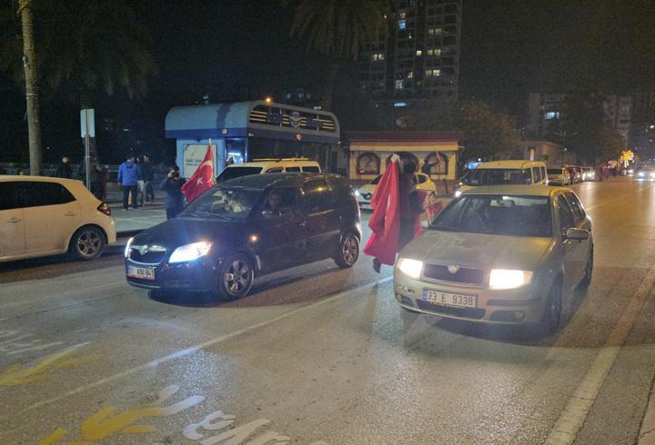 A Milli Futbol Takımı'nın Dünya Kupası'na katılması Adana'da kutlandı