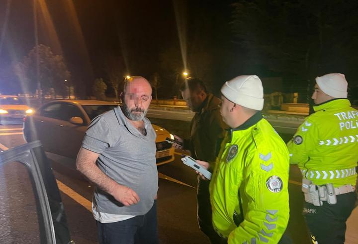 Kırmızı ışıkta bekleyen otomobile çarpan alkollü sürücüyü çevredekiler darbetti