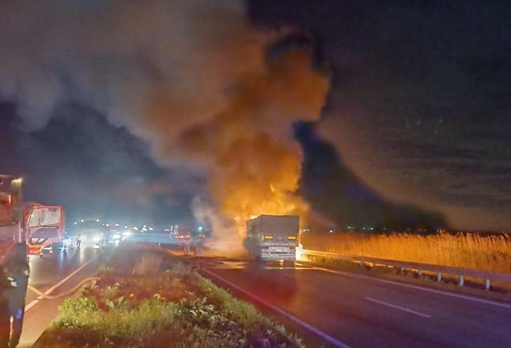 Bursa'da buğday yüklü TIR alev alev yandı