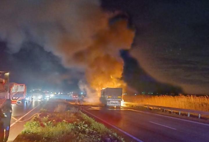 AK Parti Sözcüsü Ömer Çelik, partisinin MYK toplantısına ilişkin basın açıklamasında bulundu. Çelik, " İyimser denilecek bazı haberler ortaya çıksa da şu anki tablo maalesef son derece kötü bir duruma işaret ediyor. Bölge büyük bir kaosun ve istikrarsızlığın içerisine giderek daha fazla çekiliyor." dedi. 1