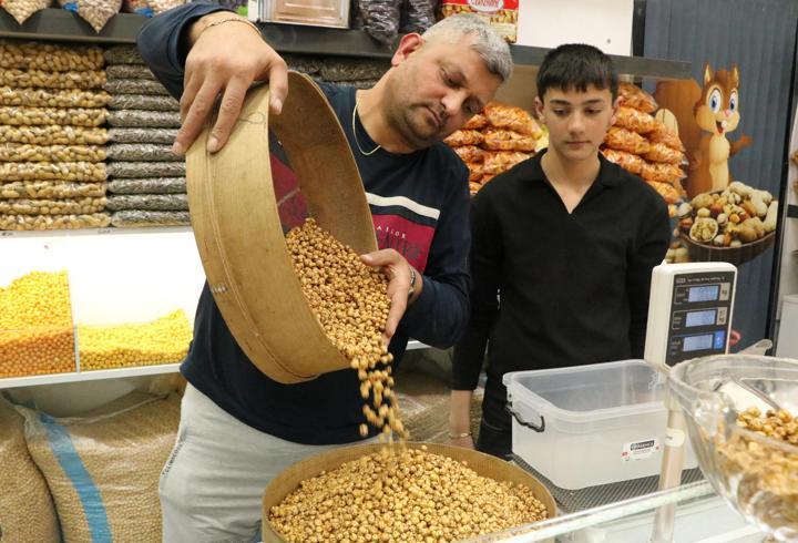 Çırak bulamayan leblebiciler, mesleği çocuklarıyla yaşatmaya çalışıyor