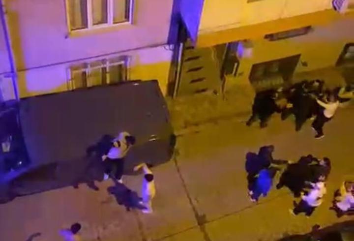 İstanbul - Sultangazi'de bir kişinin yaralandığı kavgadan kurtulmak için minibüsün üzerine çıktı