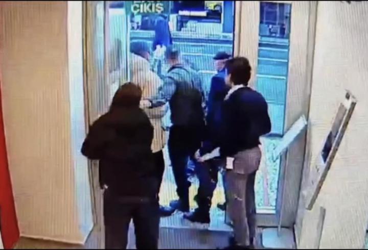 İstanbul - Beşiktaş’ta silahlı saldırganın bankayı bastığı anlar güvenlik kamerasında: Tutuklandı