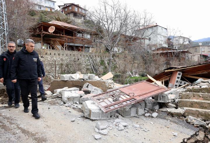 Vali Toros, heyelan bölgesinde incelemelerde bulundu