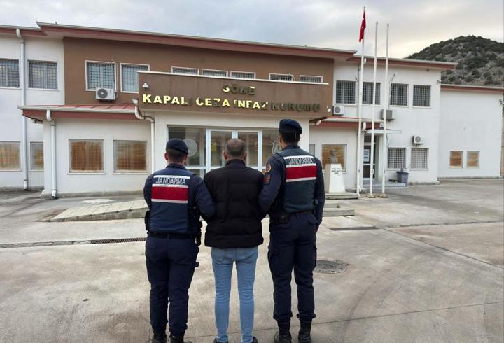 Kuşadası'nda 25 yıl 10 ay hapis cezasıyla aranan hükümlü yakalandı