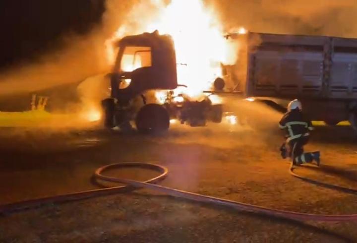 Mardin’de seyir halindeki TIR yandı
