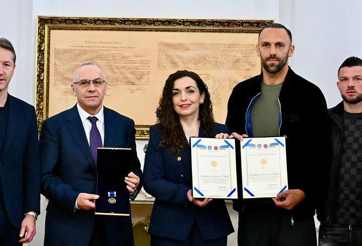 Kosovalı futbolculara, Cumhurbaşkanlığı Liyakat Madalyası verildi