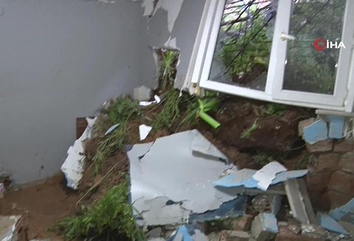 "Halkı kin ve düşmanlığa alenen tahrik" suçlamasıyla yargılanan sosyal medya fenomeni Murat Övüç, adli kontrol şartıyla tahliye edilmesinin ardından Tekirdağ’daki Karatepe Ceza İnfaz Kurumu’ndan çıktı.
1