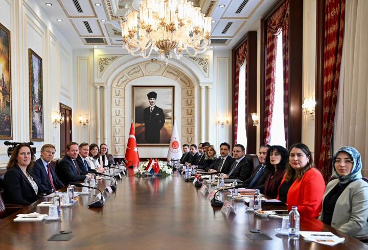 AJet’in İstanbul Sabiha Gökçen- Şanlıurfa seferinde uçağa binen bir yolcunun canlı bomba şakası yapmasıyla ilgili kamu davası açıldı. Mahkeme şaka yapan sanığa; “hava ulaşım aracının hareket etmesini engellemek” suçundan 4 yıl 2 ay hapis cezası verdi. Cezanın onanması durumunda uçakta canlı bomba şakası yapan yolcu hapse girecek.5