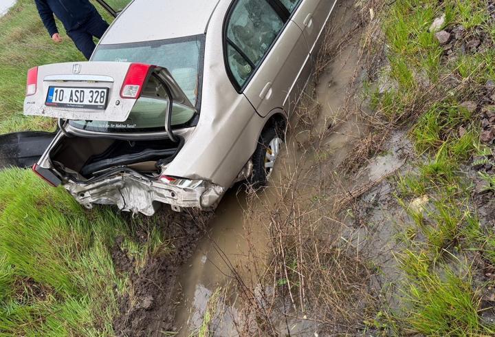 Balıkesir'de otomobil araziye yuvarlandı: 3 yaralı