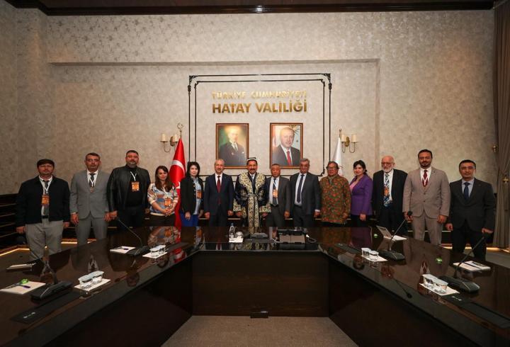 Hatay Valisi Masatlı Özbek çapanı giydi 