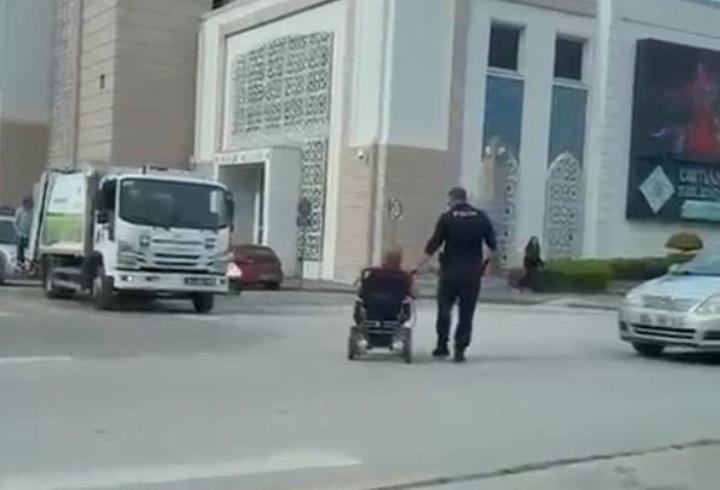 Akülü sandalyedeki kadına polis memurundan yürek ısıtan yardım