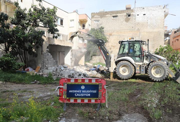 Akdeniz Belediyesi metruk binaları kontrollü şekilde yıkıyor