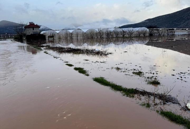 Antalya'da sağanak; dereler taştı, tarım alanlarını su altında kaldı