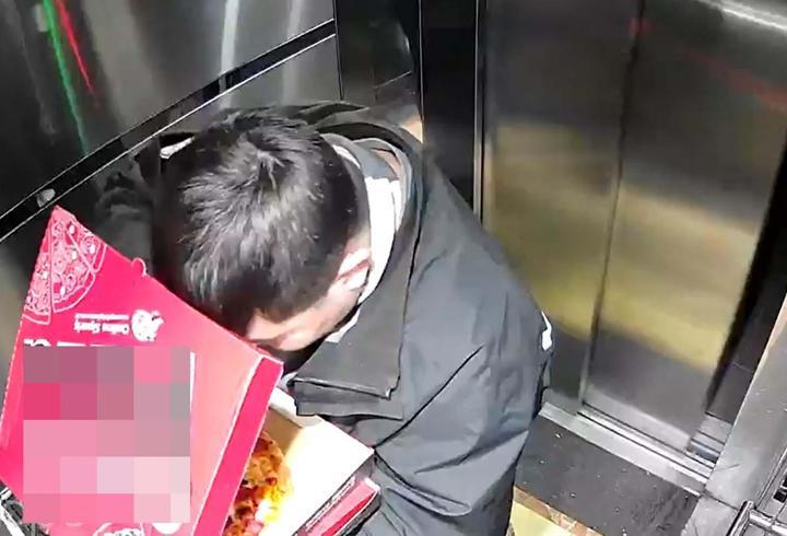 Pizza siparişinde skandal: Asansörde akılalmaz olay