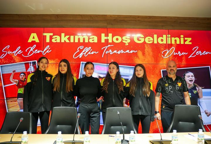 Göztepe'de genç voleybolculardan imza