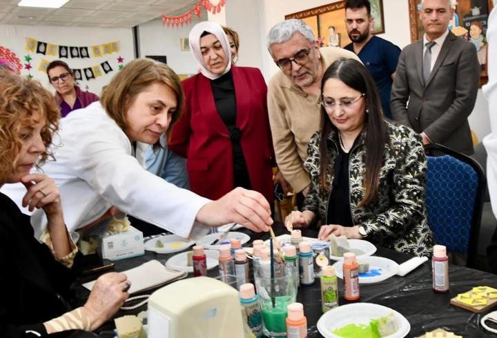 Vali eşinden Erdemli'de huzurevi sakinleriyle atölye çalışması