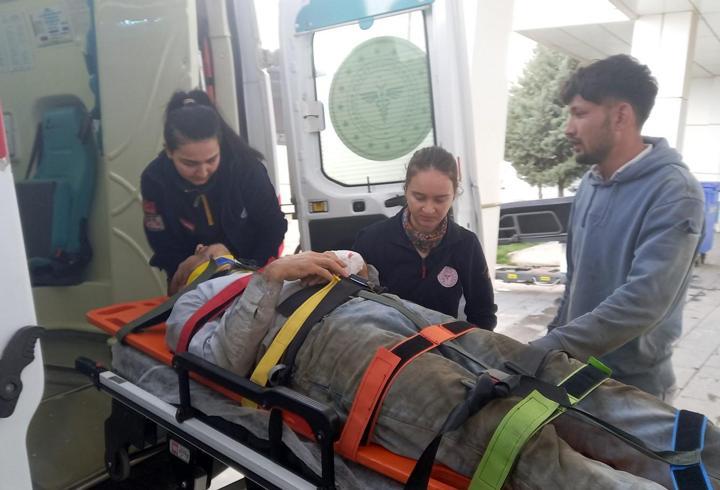 Çalıştığı inşaattan düşüp yaralandı, acil servise götürülürken oğlu başından ayrılmadı