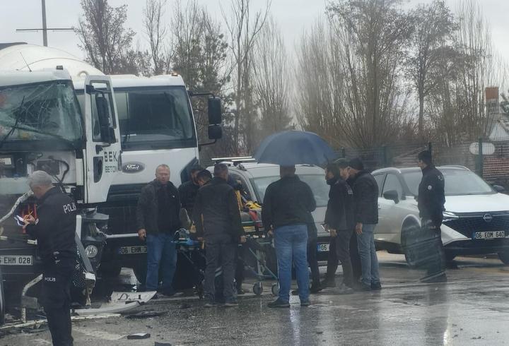 Beton mikserleri kırmızı ışıkta çarpıştı: 1 yaralı