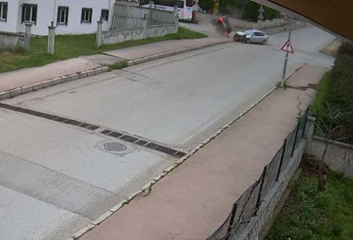 2 otomobilin çarpıştığı kaza kamerada