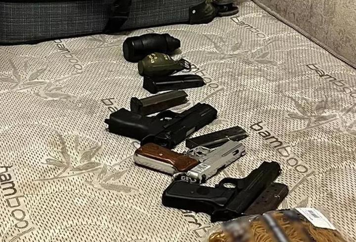 Uyuşturucu, el bombası, tabanca... Ev değil cephanelik