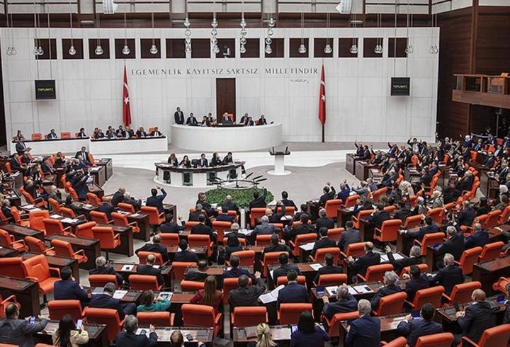 Sosyal medya ve doğum izni düzenlemelerini de içeren kanun teklifi kabul edildi