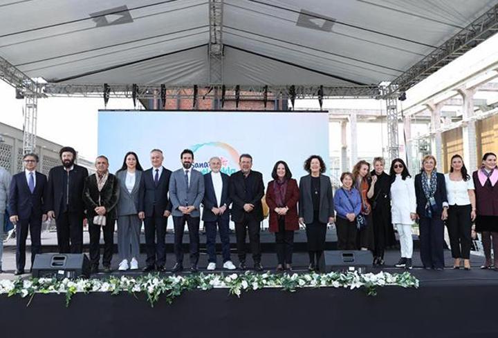 Mutluluğun Bienali kapılarını açtı