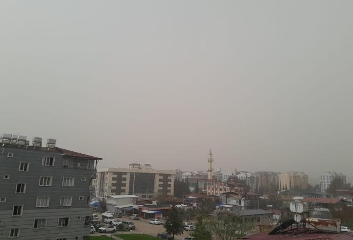 Hatay'da gökyüzü toz bulutuyla kaplandı