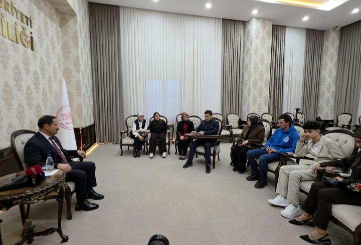 Özel bireylerden kanun dinletisi ve anlamlı resim hediyesi