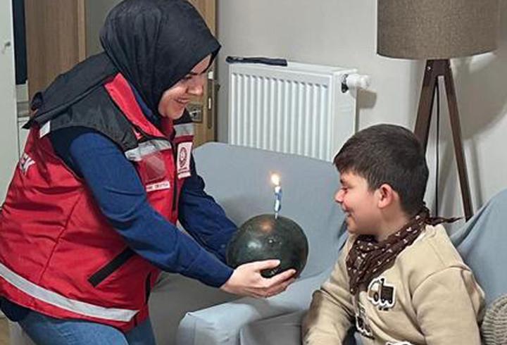 Pastaya alerjisi olan otizmli Egecan'a karpuzlu doğum günü kutlaması