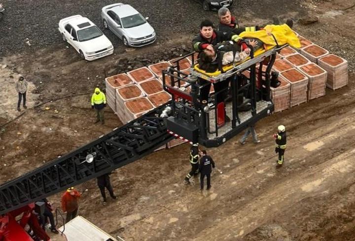 İnşaattan düşen işçi yaralandı; vinçle kurtarma çalışmaları kamerada