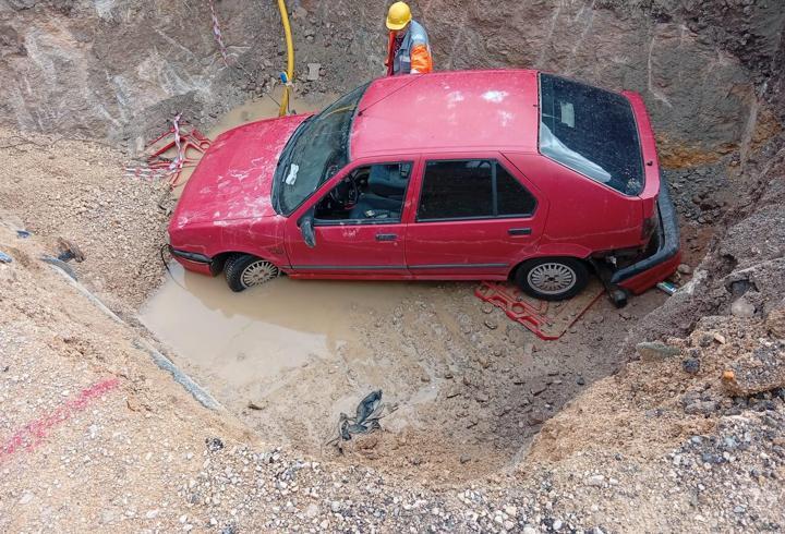 Otomobil yoldaki çukura düştü