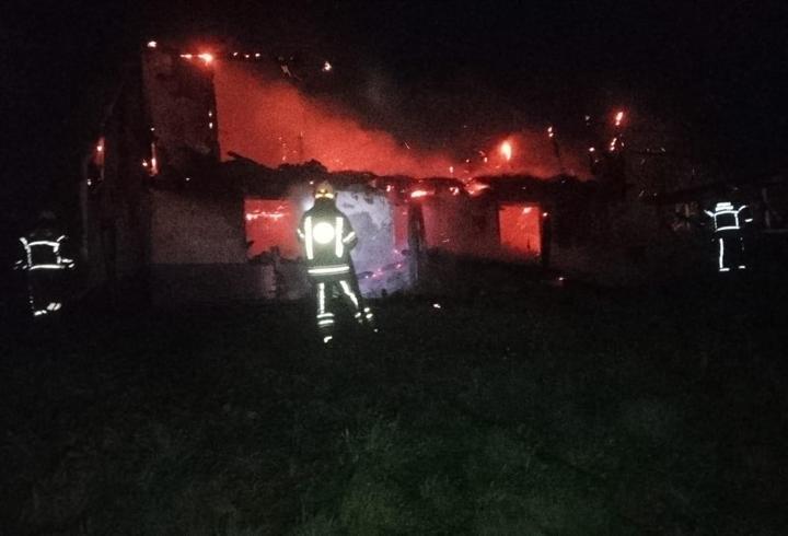 Bursa'da 2 katlı ev alev alev yandı