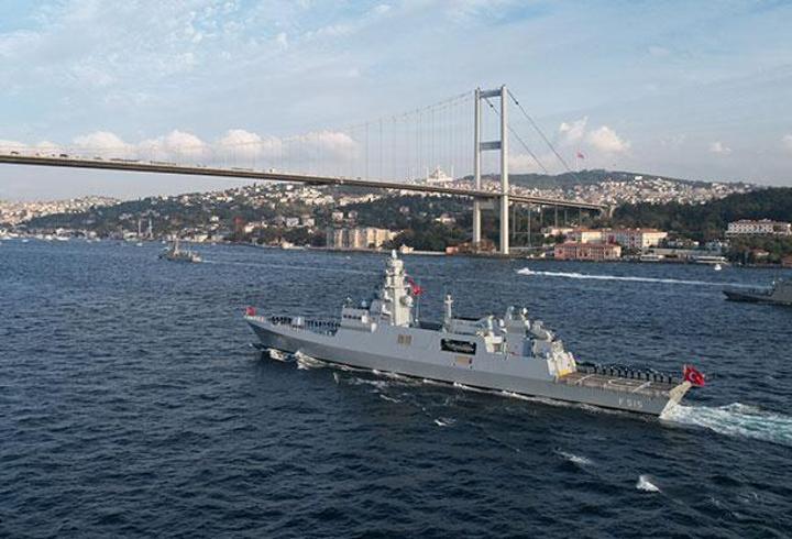 Küçükçekmece Kanarya Mahallesi'nde akılalmaz olay! Elinde uzun namlulu silahla sokak ortasında dolaşan şahıs, mahalleliyi dehşete düşürdü.
3