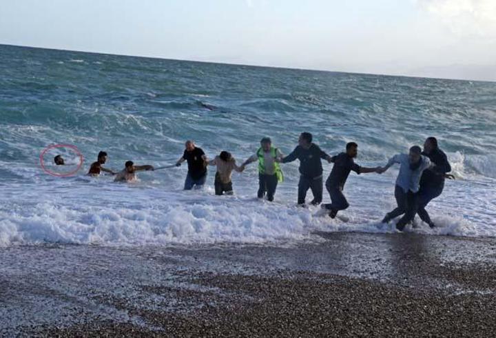 İnsan zinciri, kurtarmaya yetmedi: Sahilde saniyelerle yarışı kaybetti