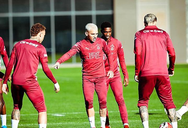 Trabzonspor Kulübü, Galatasaray maçı öncesi taraftarların gösterdiği yoğun ilgiye teşekkür ederek, “Bu aidiyet bizi, biz yapıyor” ifadeleriyle birlik ve beraberlik vurgusu yaptı. Bordo-mavili kulüp, tribünlerde sağduyu çağrısında da bulundu.7