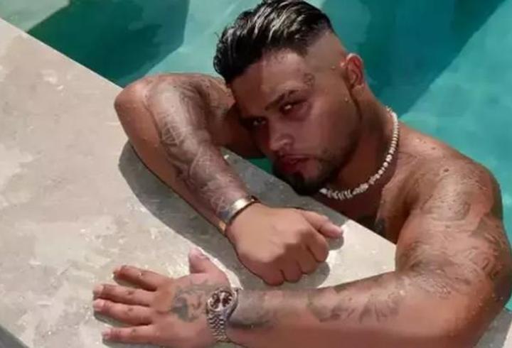 Lvbel C5’in kolundaki saat olay oldu! Değeri sanal medyada gündem yarattı